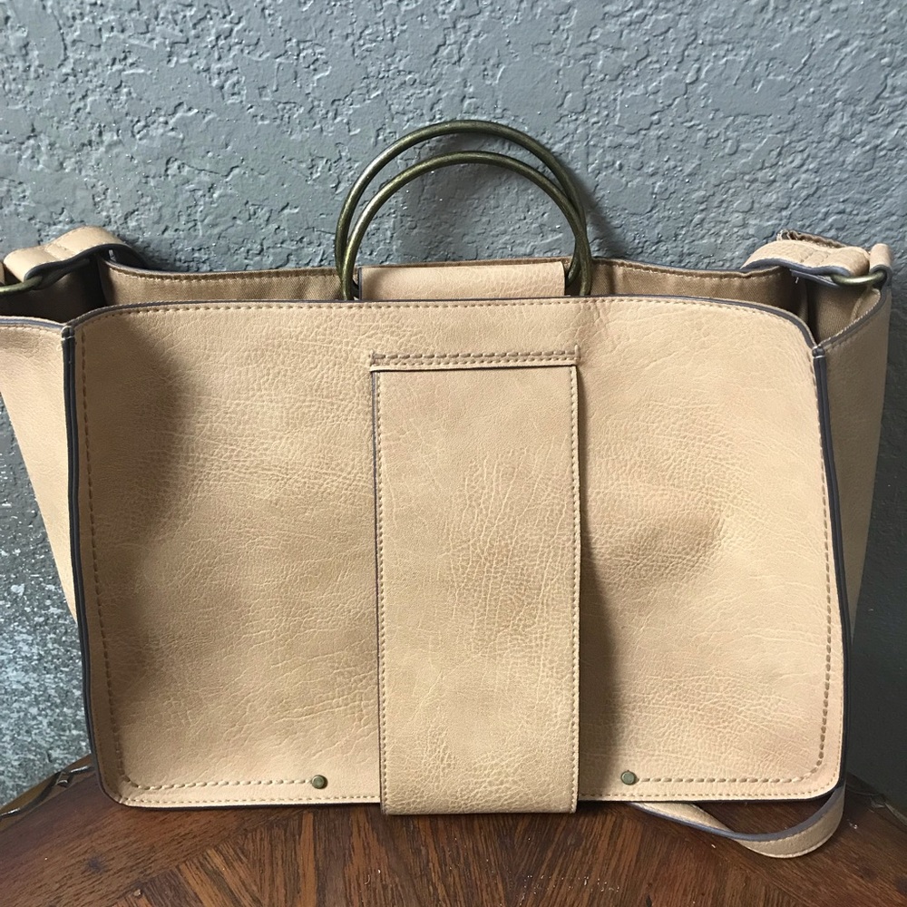 Universal thread crossbody purse.